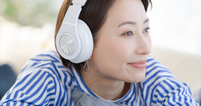 デジタル音声広告とは｜spotify、radicoなど媒体ごとの特徴や効果、市場規模などを解説